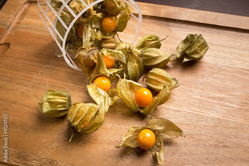 Cuadro en lienzo Physalis in a wooden tray