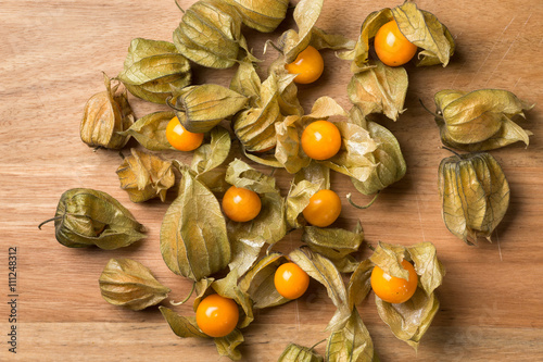 Cuadro en lienzo Physalis in a rectangular wooden tray