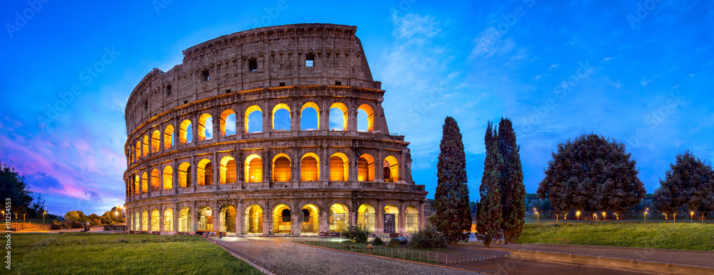 Naklejka premium Panorama Koloseum w Rzymie w nocy