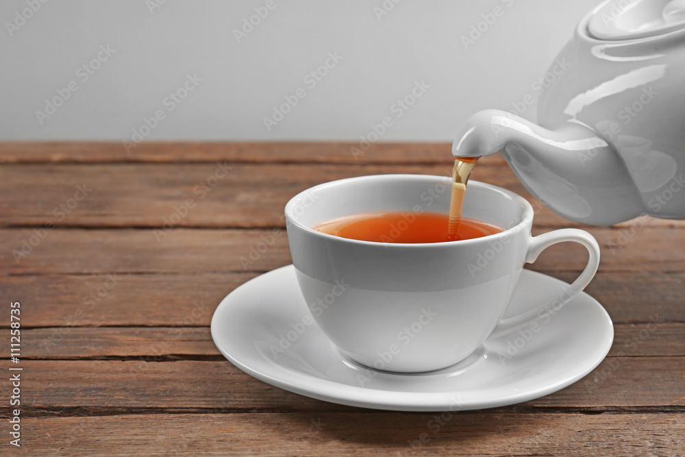 Obraz premium Cup of tea on wooden table