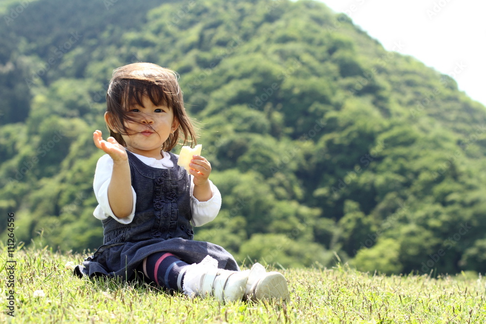 Fototapeta premium おやつを食べる幼児(1歳児)