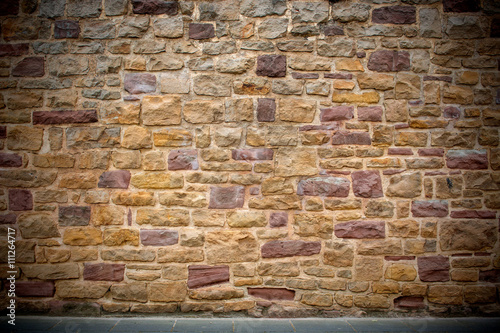Hintergrund     Natursteinmauermit eckigen Steinen