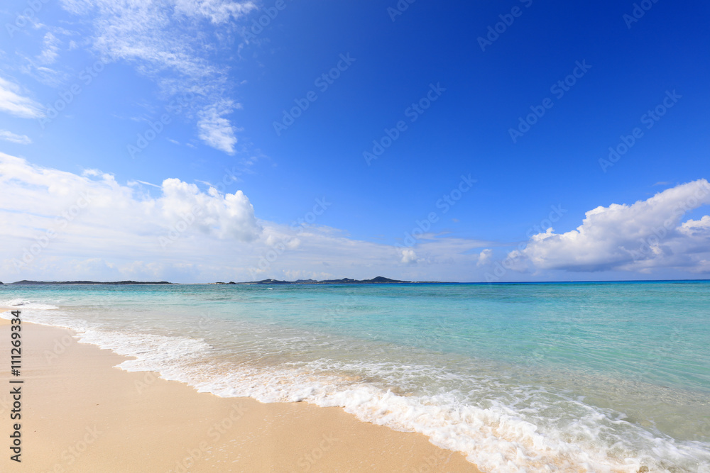 美しい沖縄のビーチと夏空
