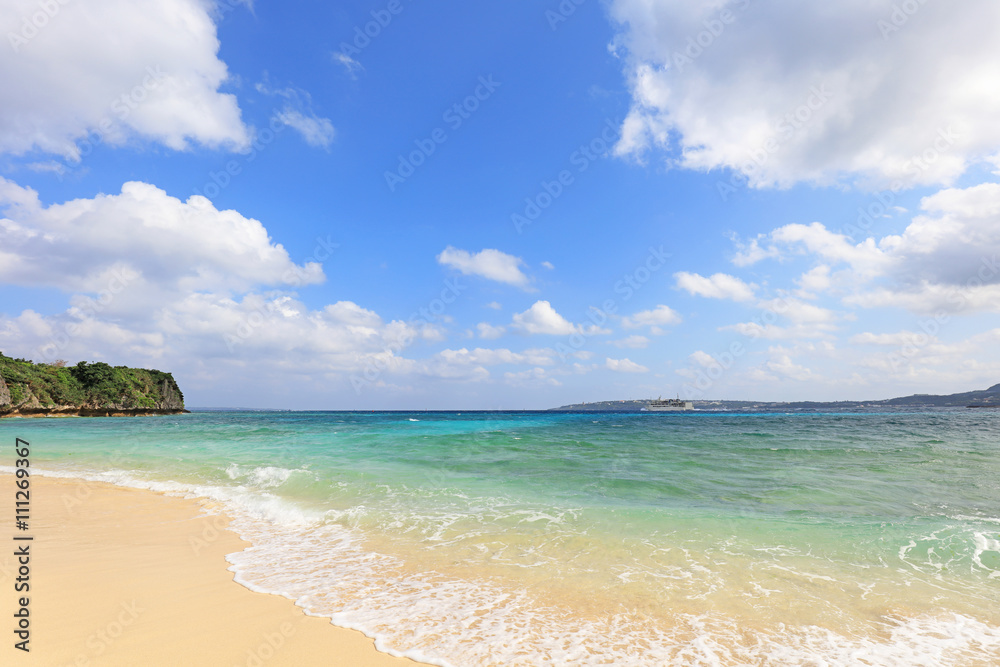 美しい沖縄のビーチと夏空
美しい沖縄のビーチと夏空