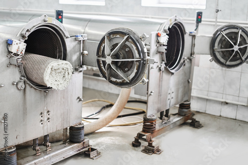 Automatic centrifuge for washing of carpets