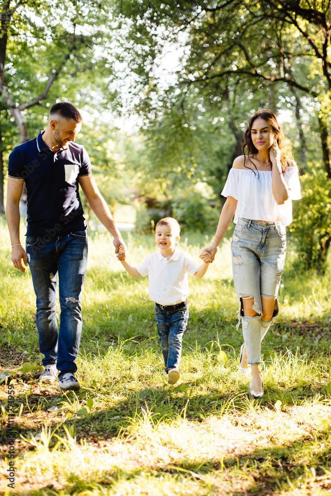 Obraz premium Young family spending holiday in park