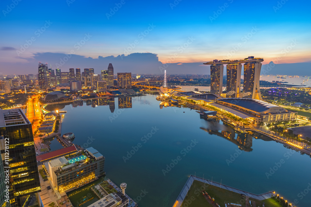 Obraz premium Singapore city skyline at Marina Bay when sunrise