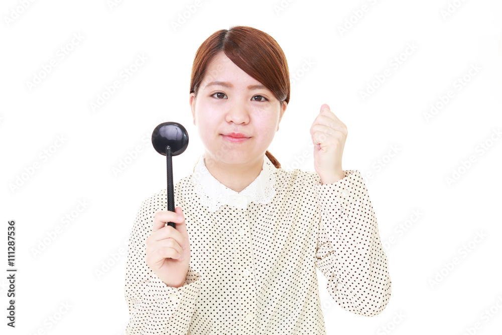 視力検査を受ける女性 視力検査を受ける女性