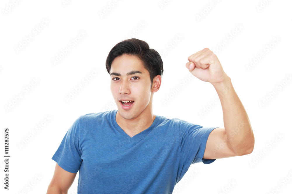 ガッツポーズの青年