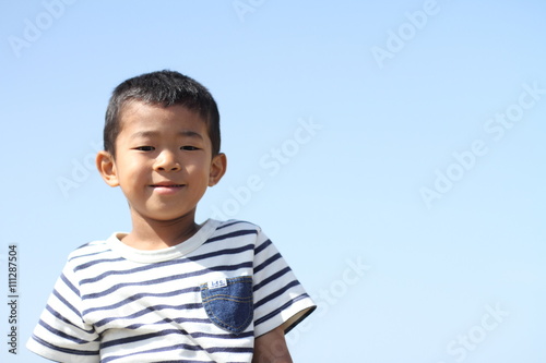 小学生(1年生)の笑顔と青空