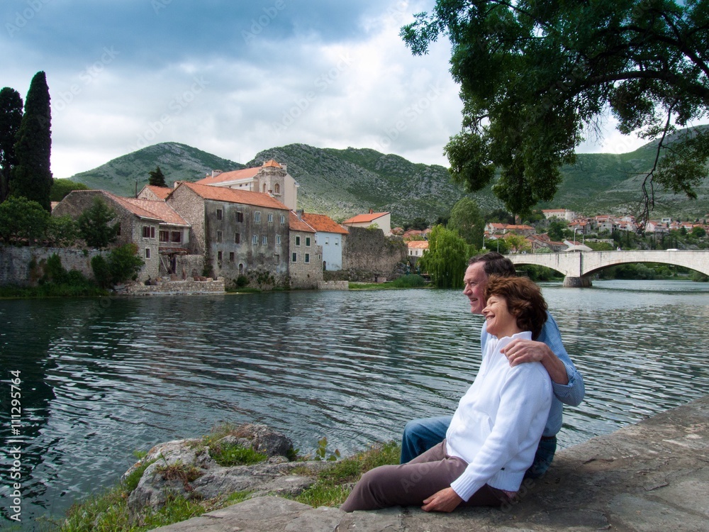 Couple de seniors en voyage à Trebinje, Bosnie-Herzégovine