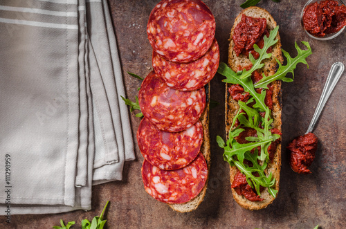 Foto Rustic baguette with herbs and chorizo