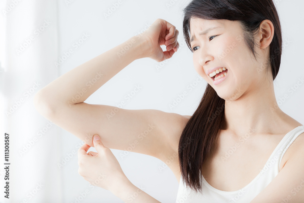 二の腕 腕 つまむ 女性 ピンチ Stock Photo Adobe Stock 二の腕 腕 つまむ 女性 ピンチ Stock Photo Adobe Stock