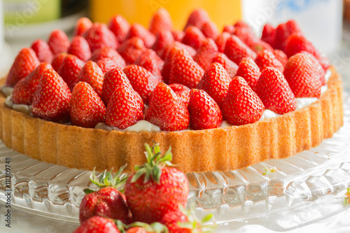 Frische, süße Erdbeeren  Szene, ganze Früchte auf einem Kuchenboden angeordnet  photo