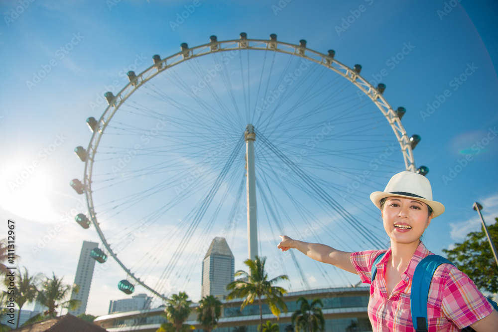 Obraz premium Happy Asia woman Travel in Singapore, Singapore Flyer
