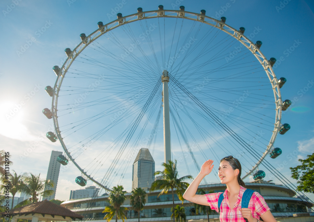 Obraz premium Happy Asia woman Travel in Singapore, Singapore Flyer