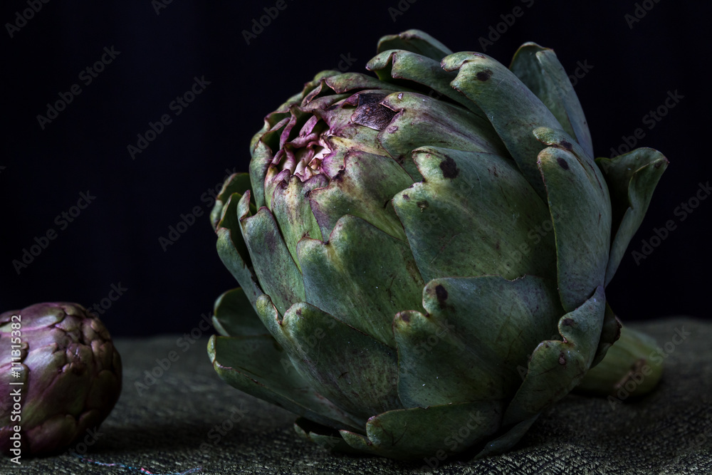 Obraz premium Artichoke with black background 
