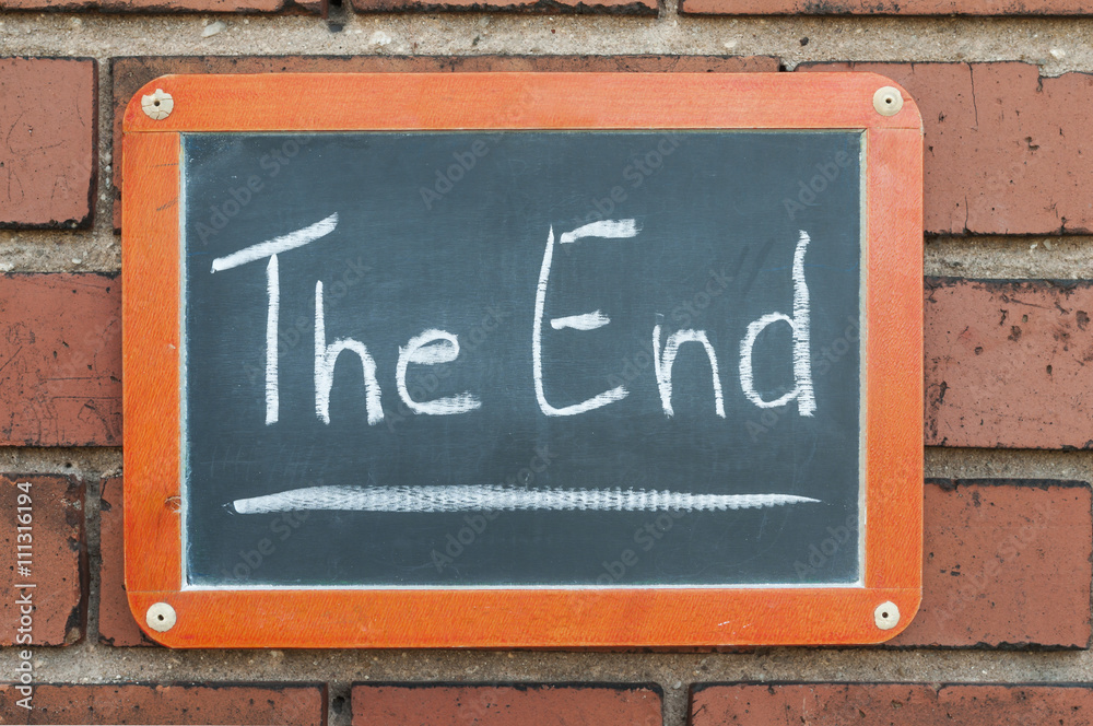 Tafel an einer Ziegelwand mit Text / Tafel an einer Ziegelwand mit Text The End. Tafel an einer Ziegelwand mit Text / Tafel an einer Ziegelwand mit Text The End.