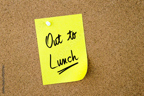 Obraz na płótnie Out To Lunch written on yellow paper note w salonie