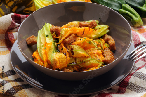 Cucurbita pepo Adi balqabaq Zucchini flowers Summer squash Gartenkürbis Flores Fiori di zucchine Courges d'été Sierpompoen Abobrinha Fiori di zucca Dynia zwyczajna 北瓜 ペポカボチャ Salad Insalata Ensalada