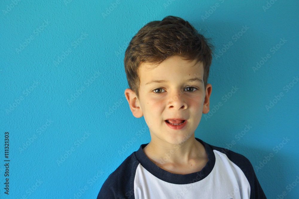 PRIMO PIANO DI BAMBINO SU SFONDO AZZURRO PRIMO PIANO DI BAMBINO SU SFONDO AZZURRO