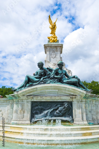 London, the Victoria Queen monument in front of Buckingham palace