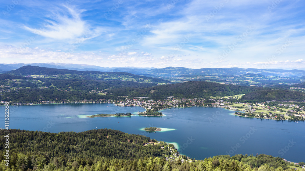 Wörther See, Blick auf Pörtschach, Blumeninsel, Schlangeninsel und Kapuzinerinsel. Kärnten, Österreich