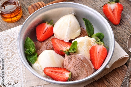 Vanilla and chocolate ice cream with organic strawberries. Rustic style. 