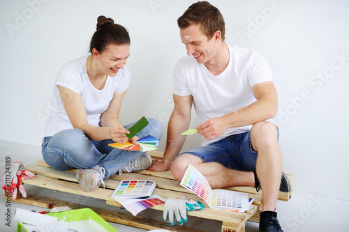 Young people pick up the color of paint for the repair