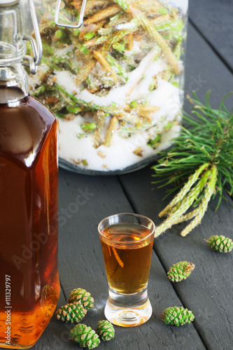 Obraz w ramie Pine sprouts syrup