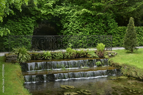 Les mini cascades au bout du canal inférieur au milieu d'une décoration luxuriante aux Jardins d'Eau d'Annevoie © Photocolorsteph