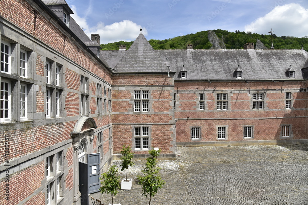 L'architecture mosane en briques rouges du château de Freyr à Hastière