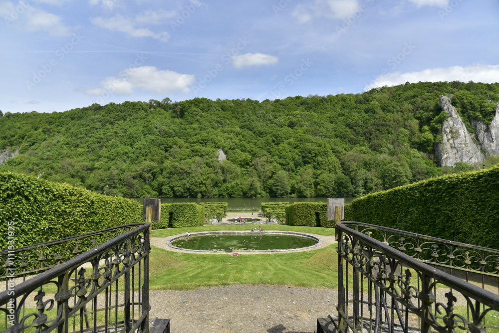 Fototapeta premium La pièce d'eau circulaire entre les deux labyrinthes au jardin du château de Freyr à Hastière