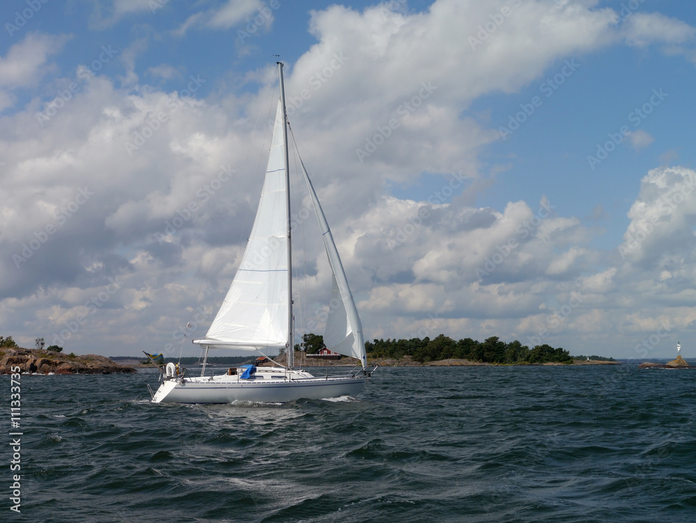 Obraz premium Segeln in den schwedischen Schären
