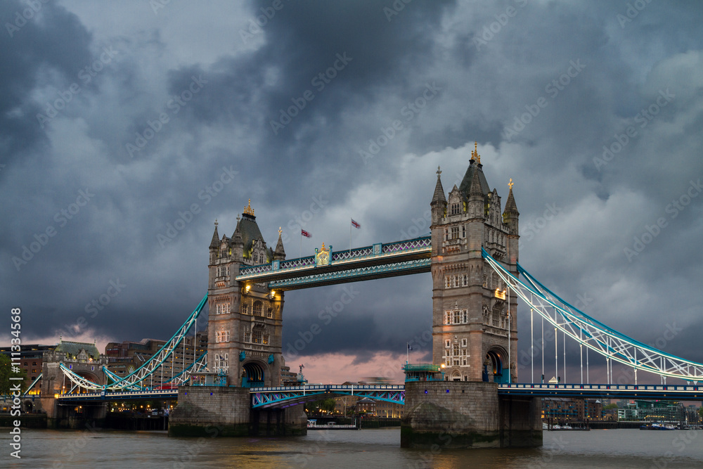 Obraz premium Dark clouds over the Tower Bridge