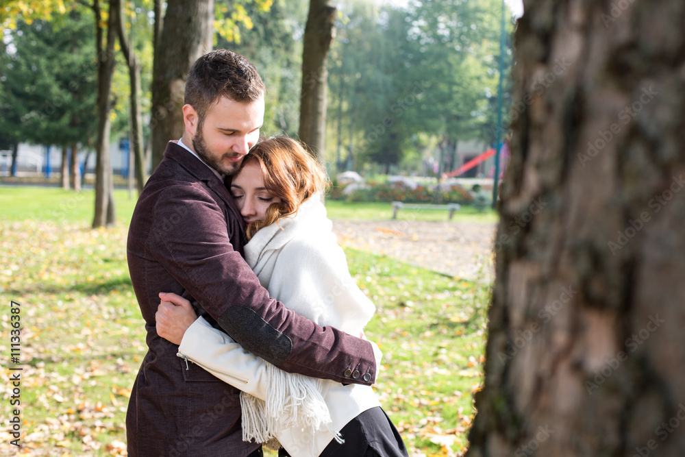 Naklejka premium Couple in the autumn park