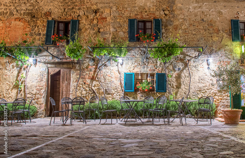 Ściany starego domu w Toskanii Monterigioni (Włochy)