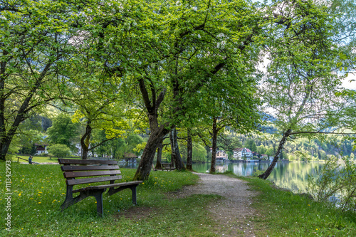 Parkbank am Ufer des Kochelsees lädt zum Erholen ein