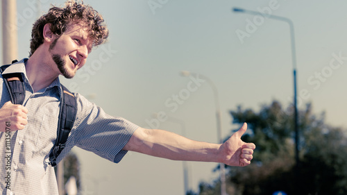 Konstfotografi Happy man hitchhiking on summer vacation.