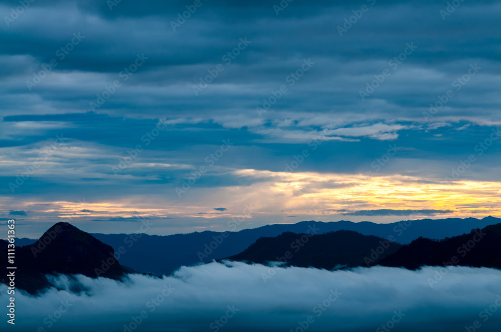 Fototapeta Nieostrość mgły i chmur na górze. Tło
