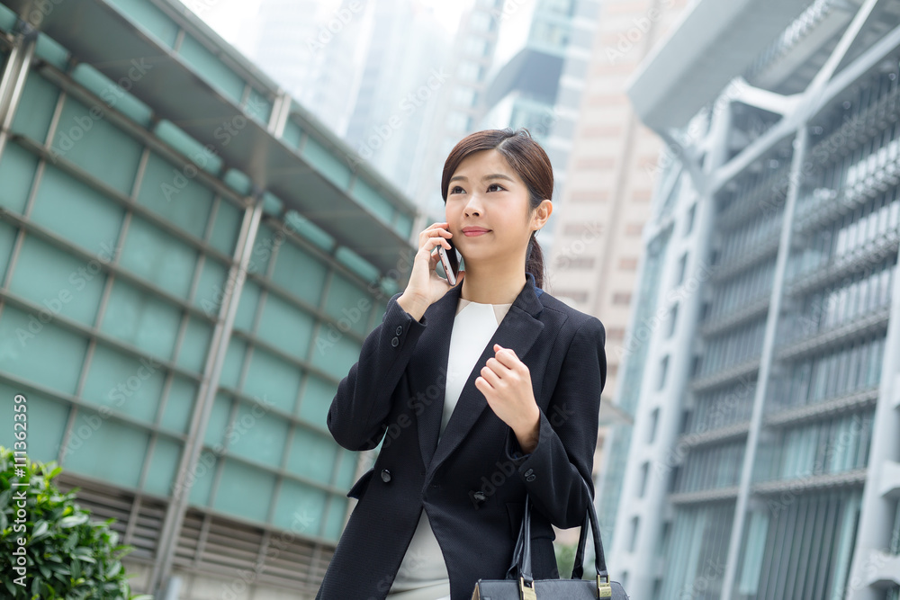 Asian business woman chat on mobile phone Asian business woman chat on mobile phone
