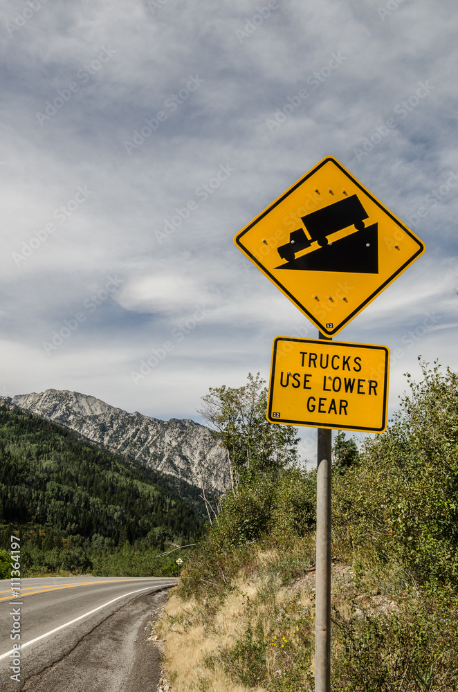 Naklejka premium Trucks Use Lower Gear Sign