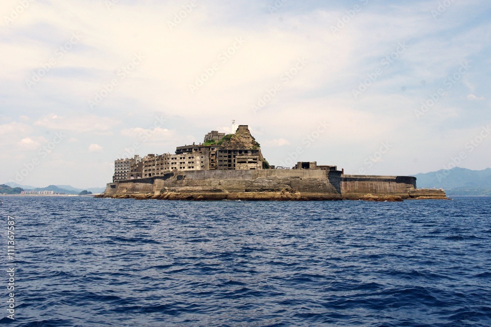 長崎県(日本)の海にある、廃墟となった軍艦島(端島)　