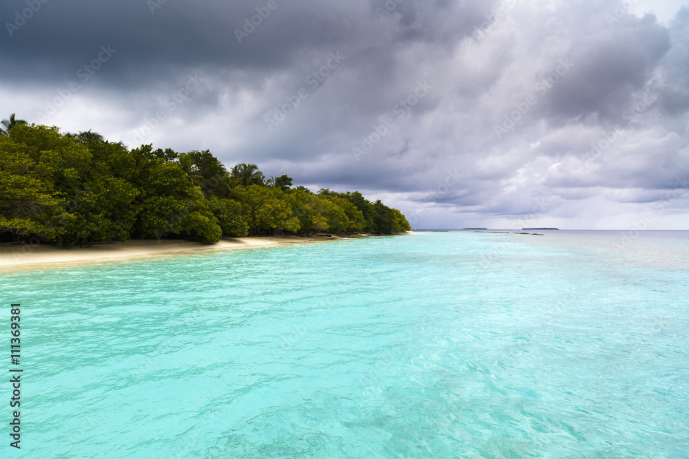 Obraz premium Beautiful island beach with sandspit at Maldives