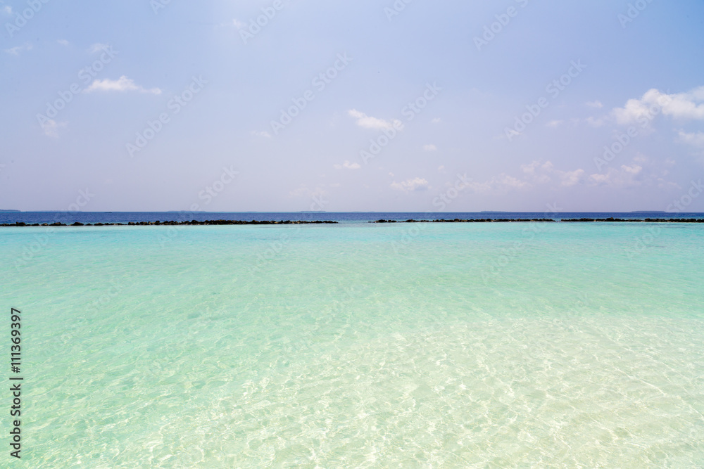Fototapeta premium Beautiful island beach with sandspit at Maldives