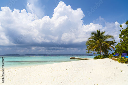 Fototapeta Naklejka Na Ścianę i Meble -  Beautiful island beach with sandspit at Maldives
