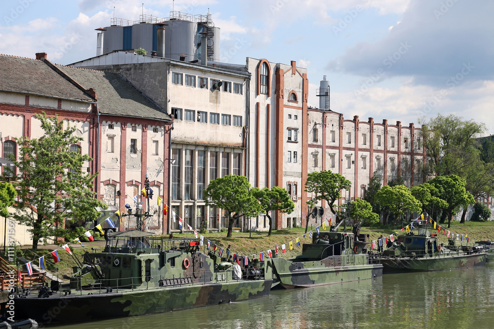 Naklejka premium military ships and boats on river