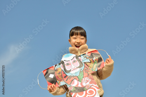 凧揚げを楽しむ女の子