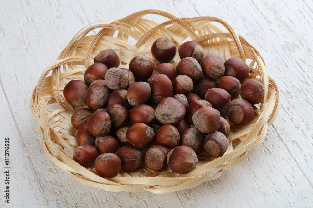 Obraz premium Hazelnuts in the basket