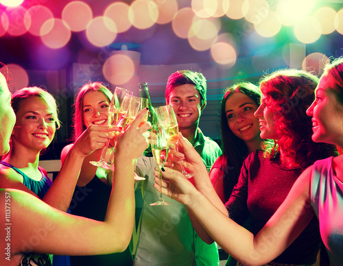 Photography smiling friends with wine glasses and beer in club